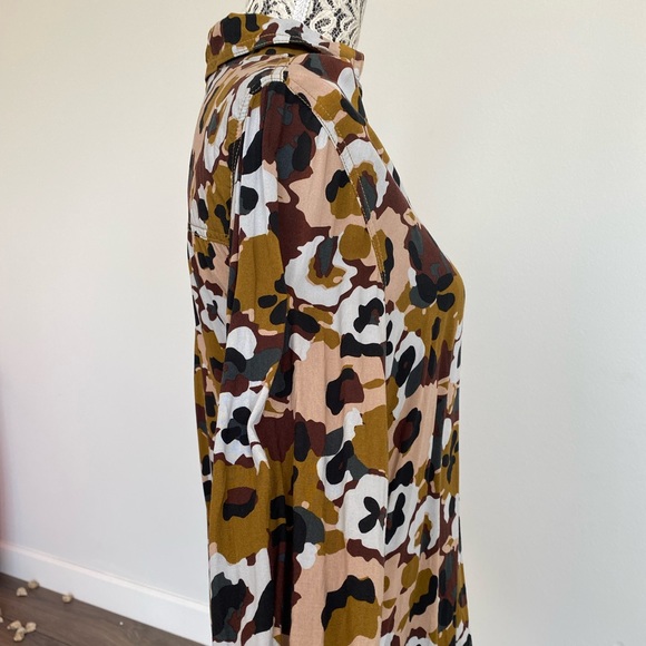 Woman’s button up blouse with army/flower pattern - Picture 3 of 3